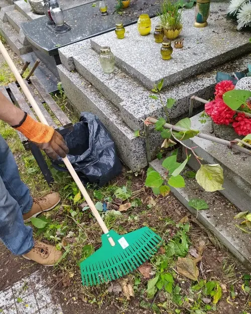 Grabienie i sprzątanie grobu